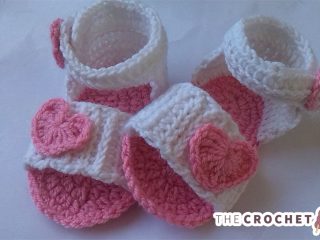Heart Crocheted Baby Sandals || thecrochetspace.com