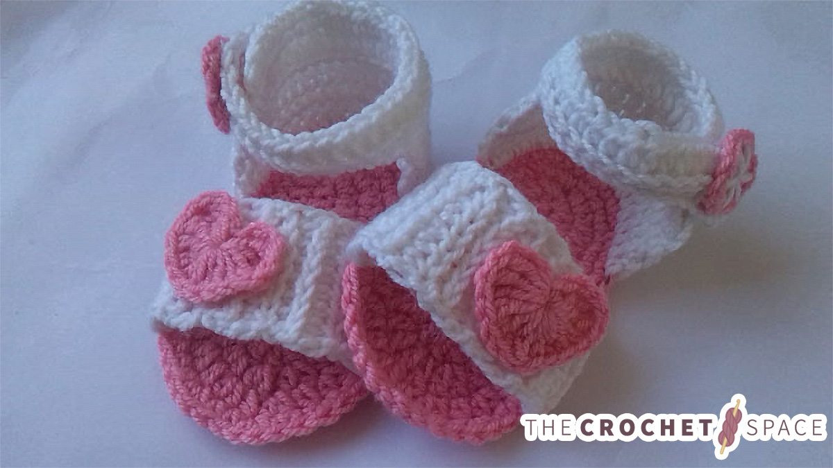 Heart Crocheted Baby Sandals || thecrochetspace.com