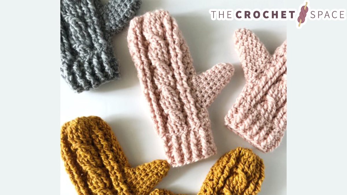 Heavy Crochet Cable Mittens || thecrochetspace.com
