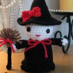 Hello Kitty Crochet Witch. Little witch in black hat and black cloak with broomstick || thecrochetspace.com
