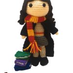 Hogwarts Crochet Hermione Granger with her books at her side || thecrochetspace.com