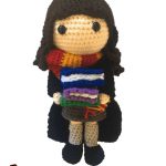 Hogwarts Crochet Hermione Granger. Image carrying her books || thecrochetspace.com