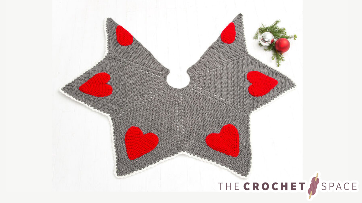 Holiday Hearts Crocheted Tree Skirt || thecrochetspace.com