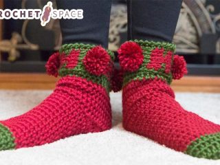 Holiday Ho Crochet Socks || thecrochetspace.com