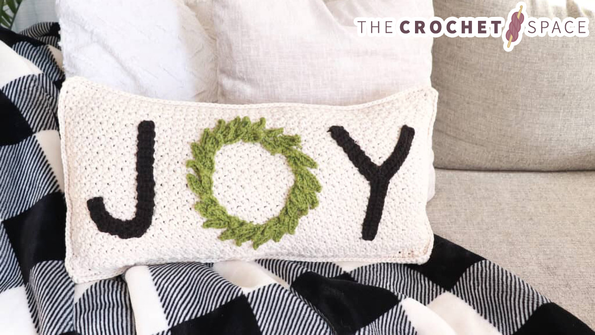 Holiday Joy Crochet Pillow || thecrochetspace.com