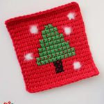 Holiday Tree Crochet Coaster. Close up of coaster crafted in red with tree accent || thecrochetspace.com