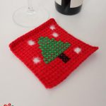 Holiday Tree Crochet Coaster. Red coaster with green fir tree, brown trunk and white snow || thecrochetspace.com