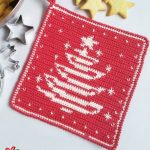 Holiday Tree Crochet Potholder. Snowy backdrop. Red and white potholder || thecrochetspace.com