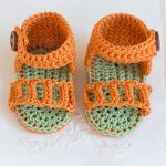 Honeysuckle Crocheted Baby Sandals. Crafted with green colored sole || thecrochetspace.com