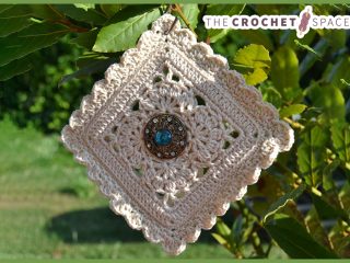 Inside Flower Crochet Square || thecrochetspace.com