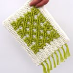 Irish Fling Crochet Purse. Crafted in cream with green stitching || thecrochetspace.com