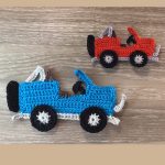 Just Jeep Crochet Applique. 2x different sized jeeps. 1x blue. 1x red || thecrochetspace.com