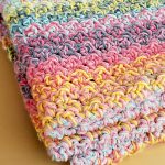 Hooked On Home Made Happiness. Folded blanket. All colors || thecrochetspace.com