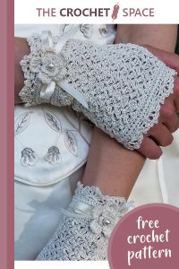 lace crocheted fingerless bridal gloves || https://thecrochetspace.com