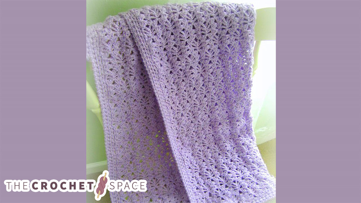 Lacy Crochet Baby Blanket || thecrochetspace.com