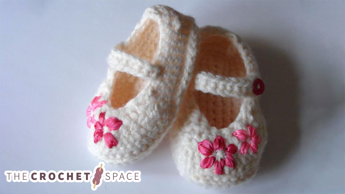 lazy daisy crocheted baby girl shoes || editor