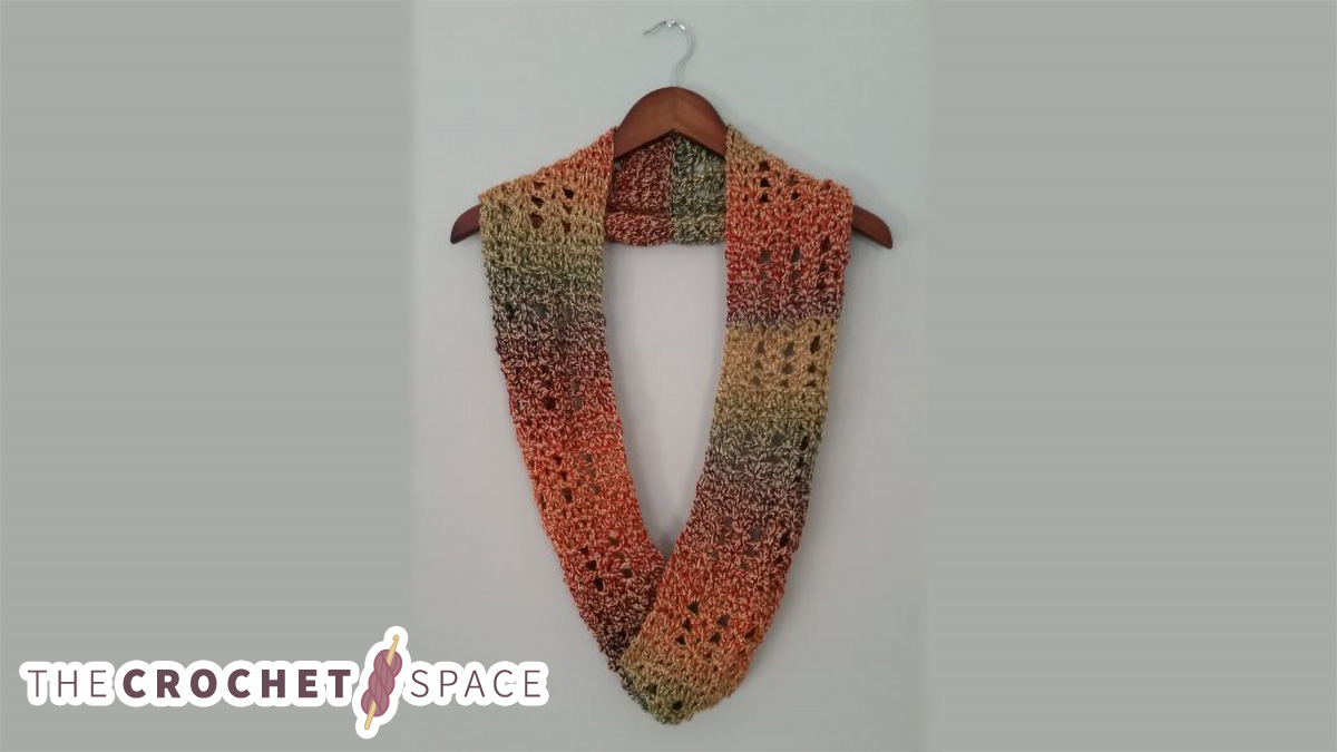 Leafy Crochet Infinity Scarf || thecrochetspace.com