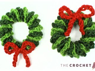 Leafy Mini-Wreath Crochet Accent || thecrochetspace.com