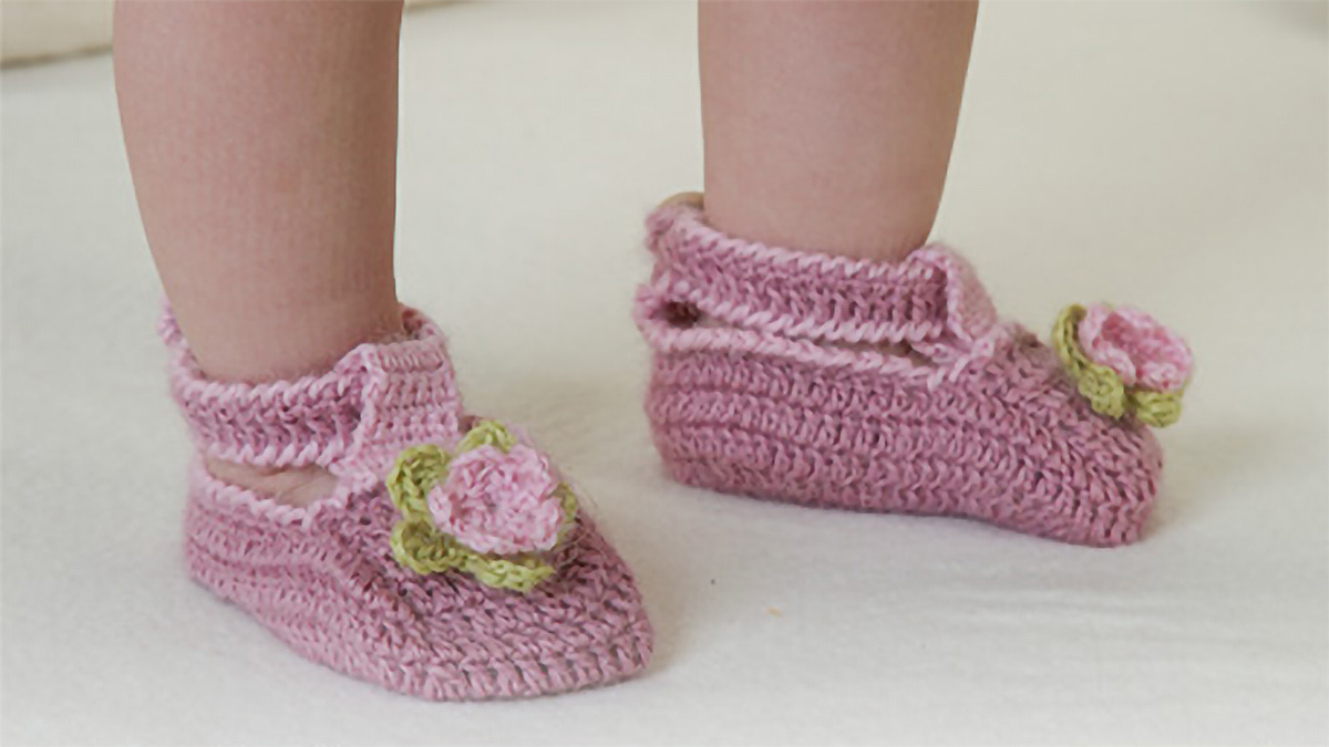 little miss berry crocheted shoes || https://thecrochetspace.com