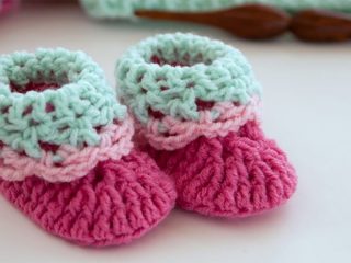 Loopy Loo Crochet Booties || thecrochetspace.com
