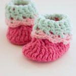 Loopy Loo Crochet Booties. Pink and light green booties || thecrochetspace.com