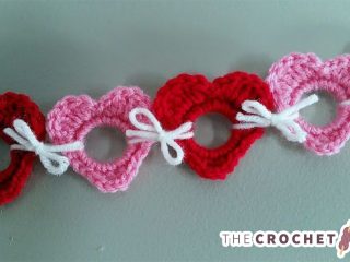 Love Hearts Crochet Garland || thecrochetspace.com