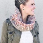 Love Light Crochet Cowl. Front view of cowl with womans head turned to the right. Pink and Grey || thecrochetspace.com