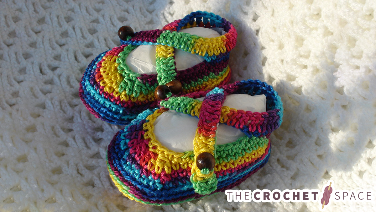 Lovely Crocheted Baby Sandals || thecrochetspace.com