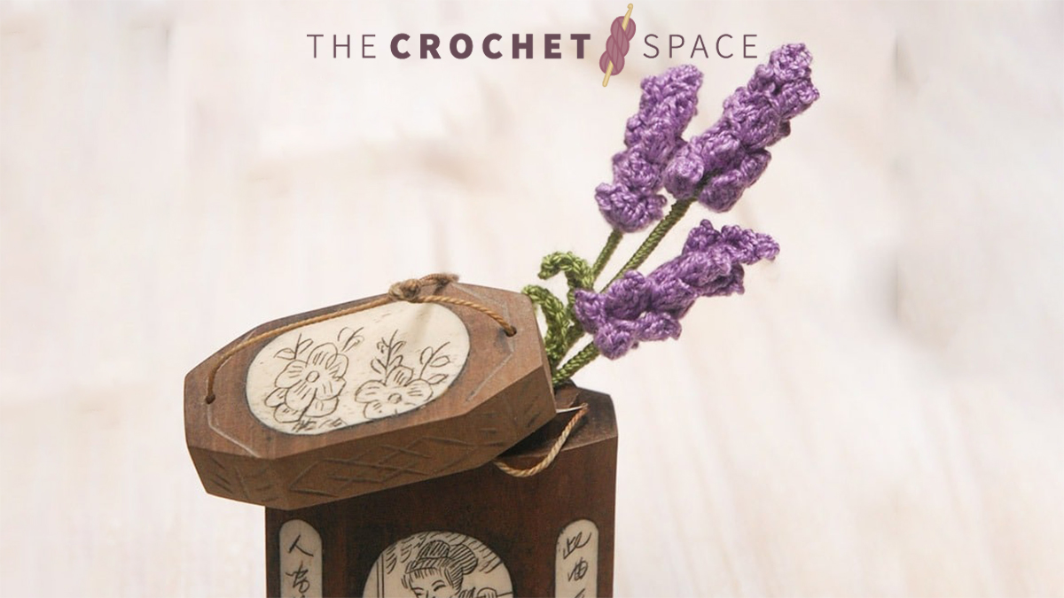 Lovely Lavender Crochet Spray || thecrochetspace.com
