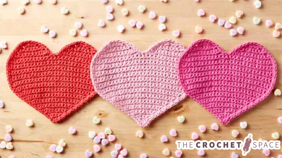 Loving Hearts Crochet Dishcloth || thecrochetspace.com