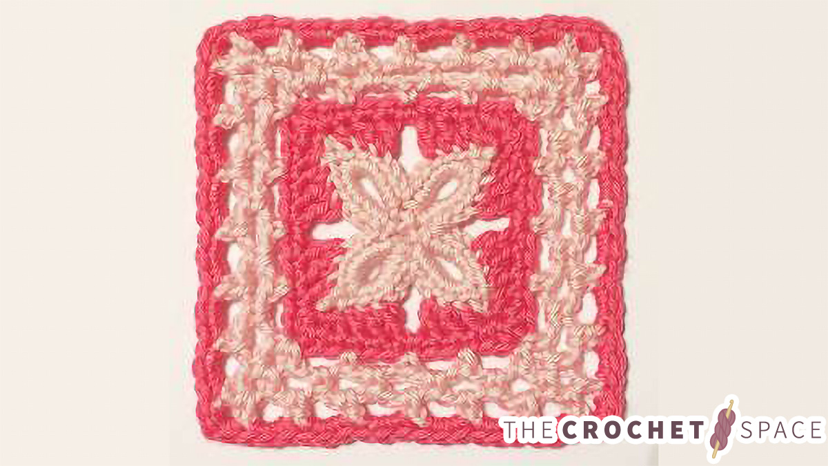 Lucious Lace Crochet Square || thecrochetspace.com