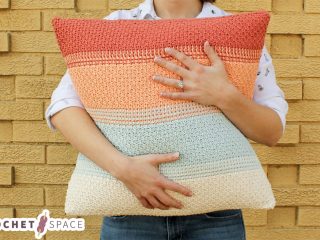 Malibu Marvel Crochet Pillow || thecrochetspace.com