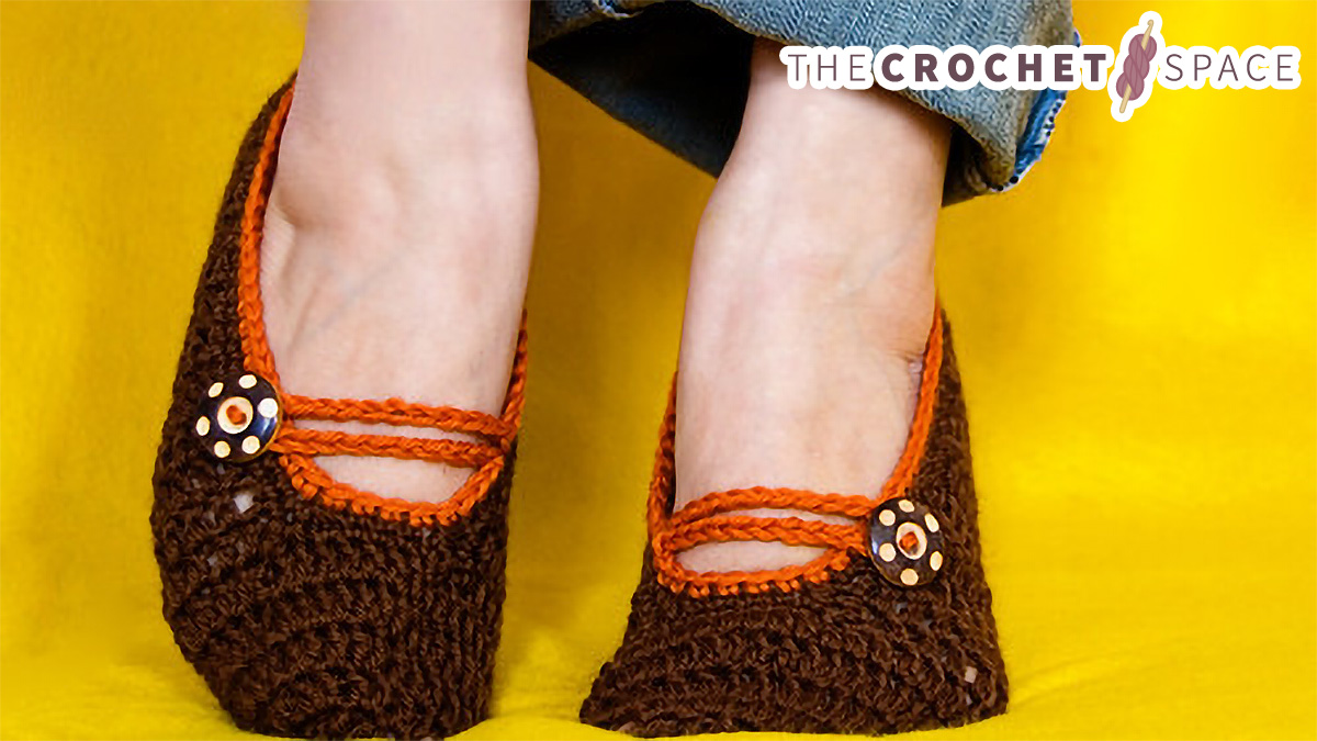 Mary Jane Crochet Slippers || thecrochetspace.com