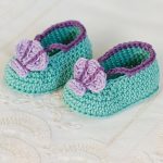 Mermaid Crocheted Baby Booties. Gorgeous booties with crocheted sea shells on the front || thecrochetspace.com