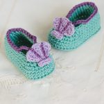 Mermaid Crocheted Baby Booties. 2x booties with crochet sea clam on front of shoe || thecrochetspace.com