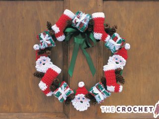 Merry Christmas Crocheted Wreath || thecrochetspace.com