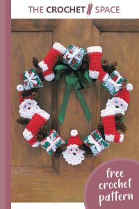 merry christmas crocheted wreath || https://thecrochetspace.com