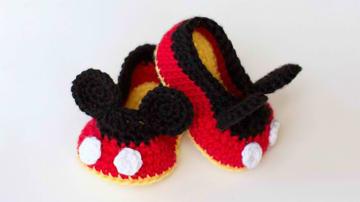 mickey mouse crocheted baby booties || https://thecrochetspace.com