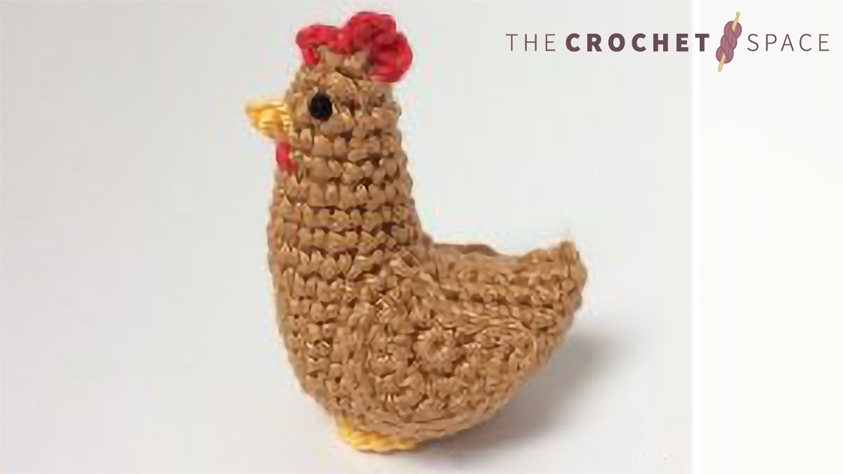 Micro Crochet Farm Chickens || thecrochetspace.com