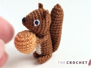 Micro Crochet Squirty Squirrel [FREE Crochet Pattern+Tuts]