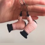 Micro Crochet Stylists Hairdryer. Two keychain with a hairdryer on each || thecrochetspace.com