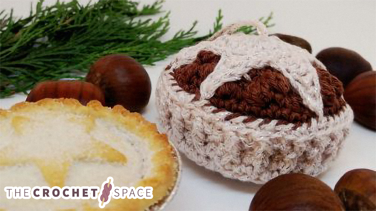 Mince Pie Crochet Ornament || thecrochetspace.com