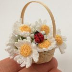 mini crochet daisy display || editor