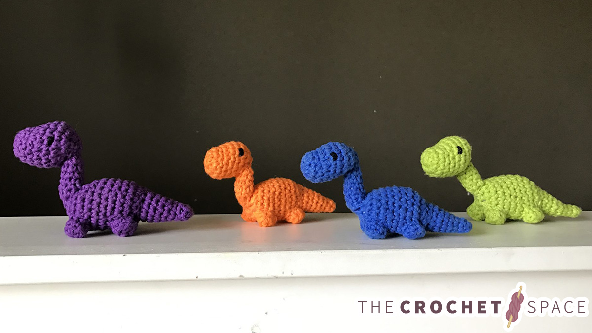 Mini Crochet Dino Dinosaur || thecrochetspace.com