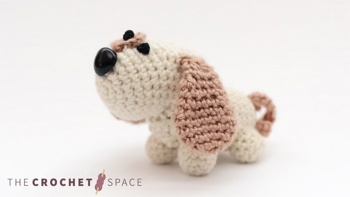 Adorable Crocheted Puppy || thecrochetspace.com