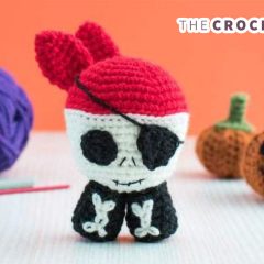 Mini Crochet Pirate Skull || thecrochetspace.com