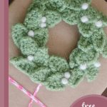 Mini Wreath Crochet Applique || thecrochetspace.com