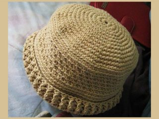 Momma Pia Crochet Hat || thecrochetpattern.com