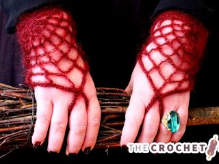 Morticia Adams Crocheted Gloves || thecrochetspace.com