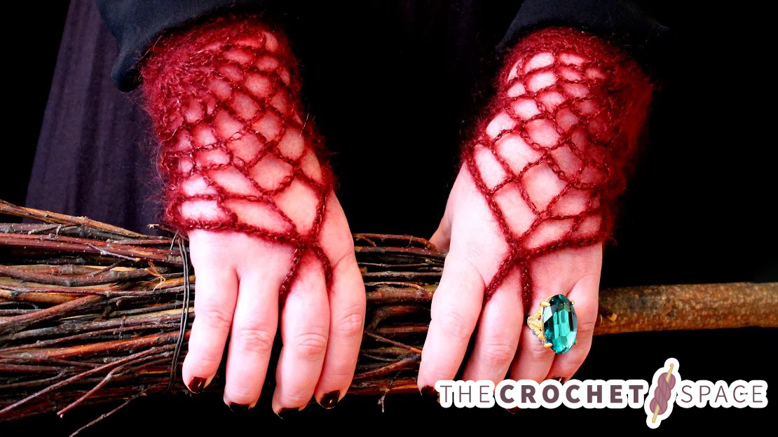 Morticia Adams Crocheted Gloves || thecrochetspace.com